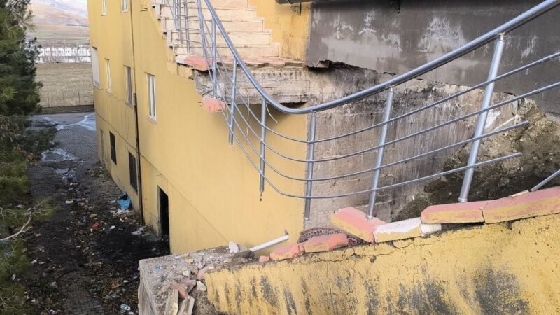 12 katlı binanın merdiveni çöktü