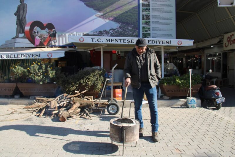  Esnaflar dondurucu soğuğa karşı çareyi ateş yakmakta buldu