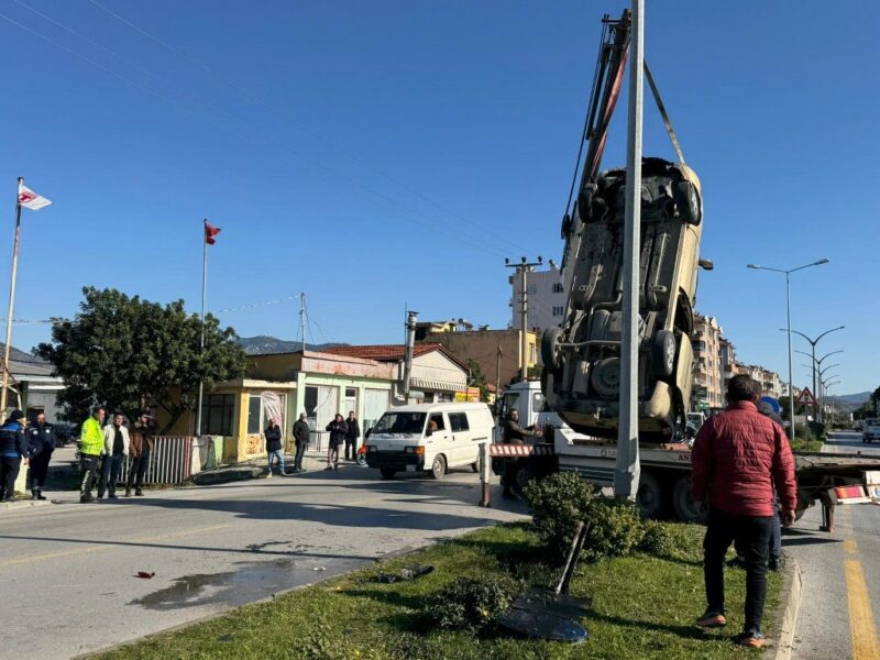 Otomobille çarpışan ticari araç takla attı