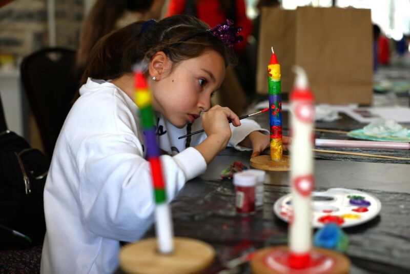 Ebeveynler ve çocuklara yönelik ücretsiz Mum Boyama Atölyesi düzenlendi