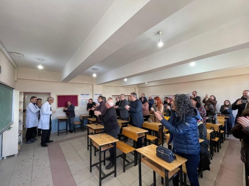 42 yıl sonra mesleğe veda: Felsefe öğretmenine unutulmaz uğurlama