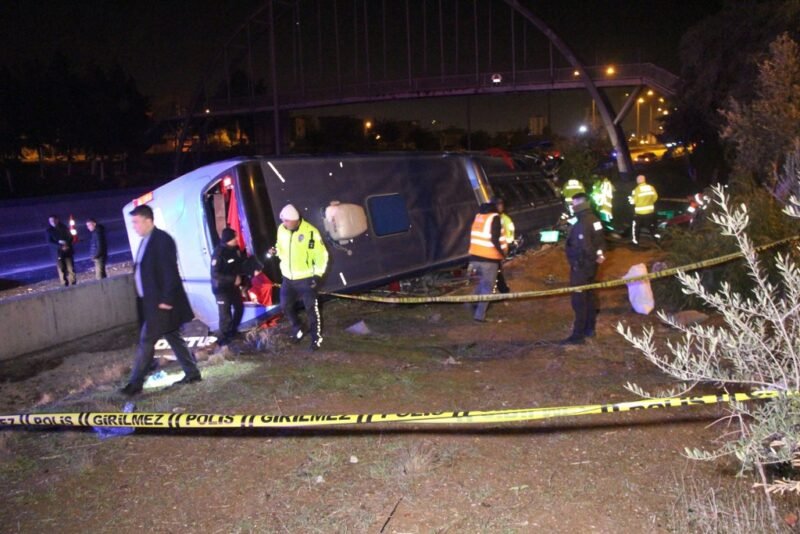 Yolcu otobüsü devrildi: 8 yaralı