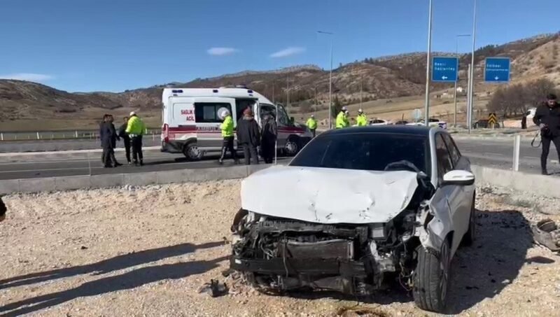 İki otomobil çarpıştı: 4 yaralı