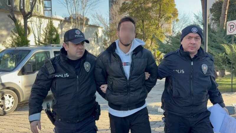 Lise öğrencisinin boynuna bıçak dayayan üniversite öğrencisi yakalandı