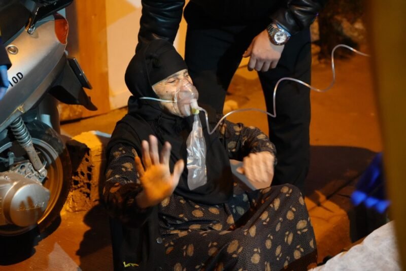 Bina yangınında can pazarı: 8 kişi dumandan etkilendi