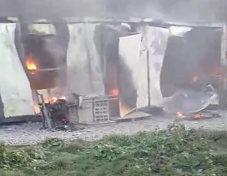 Şantiyede yangın: Konteynerler alev alev yandı