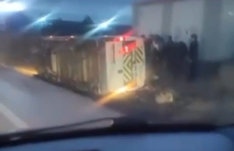 Servis aracı yan yattı: 7 yaralı