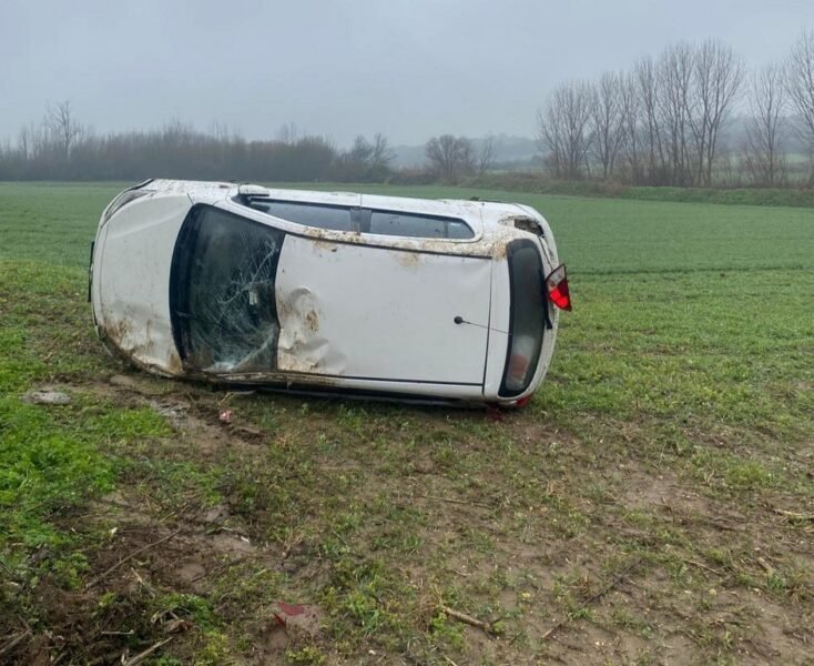 Yağışlı havada yoldan çıkan otomobil tarlaya uçtu