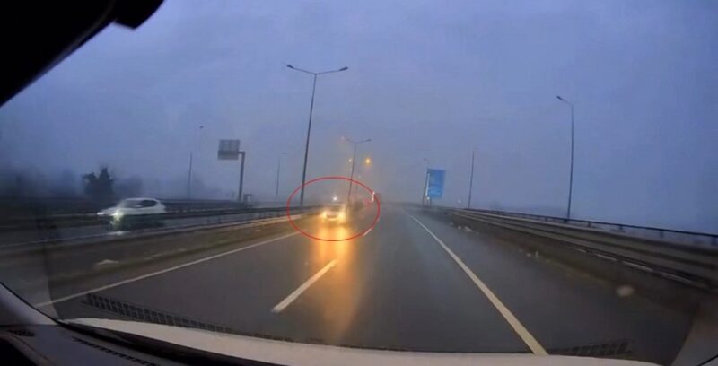 Ters şeritten gelen otomobilin kaza anı kameraya yansıdı