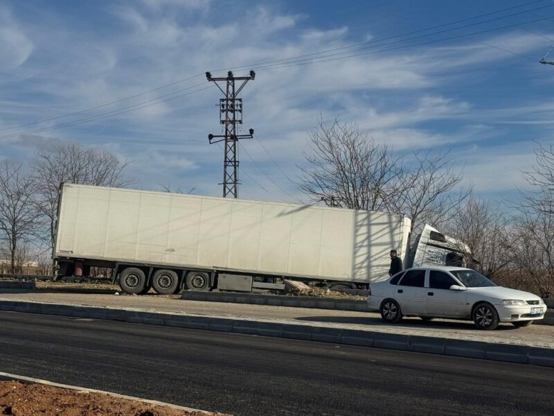 Tır ile minibüs çarpıştı: 6 yaralı