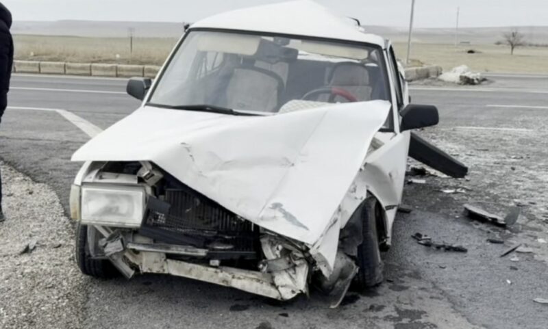 Tır ile otomobil çarpıştı: 2’si bebek 5 yaralı