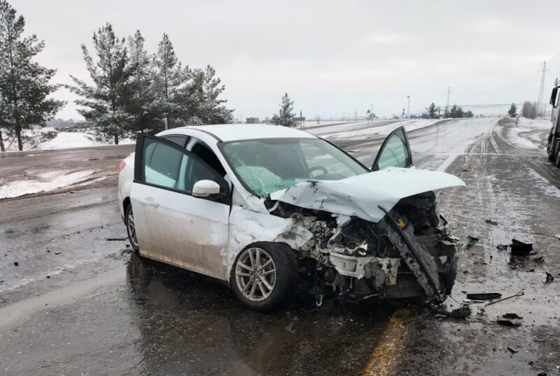 Tır ile otomobil çarpıştı: 2 yaralı