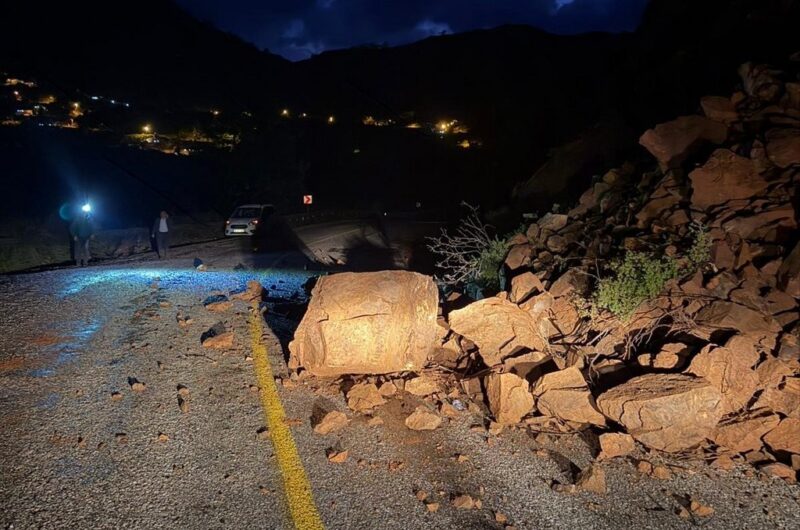 Marmaris’te toprak kayması nedeniyle yol trafiğe kapatıldı