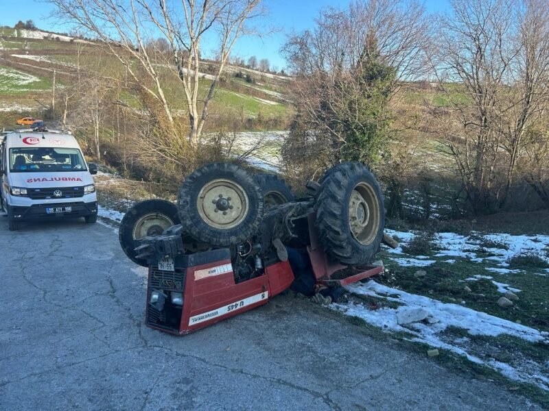 Devrilen traktörün sürücüsü hayatını kaybetti