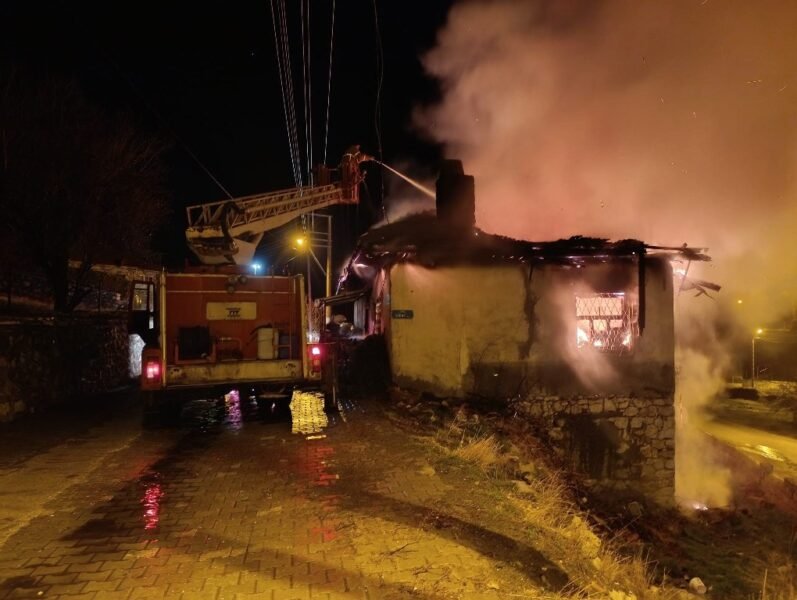 Yangında evde mahsur kalan vatandaşı itfaiye erleri kurtardı