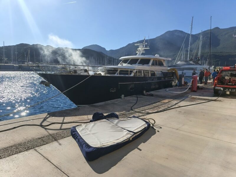 Marinadaki motoryat yangını paniğe neden oldu