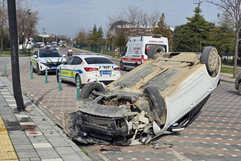 Takla atan otomobildeki 2 kişi yaralandı
