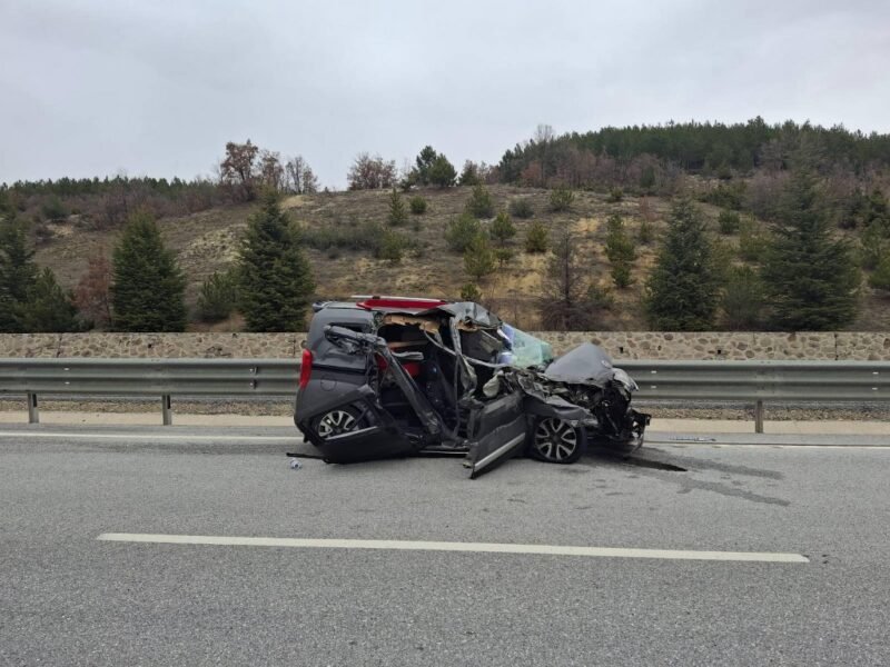 Tıra arkadan çarpan hafif ticari araçtaki 5 kişi yaralandı