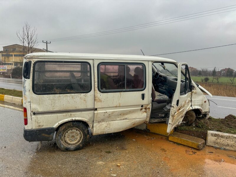 Refüje çarpan panelvandaki 1 kişi yaralandı