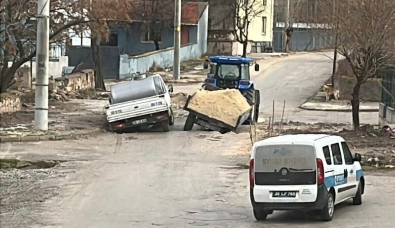 Yol çöktü: 2 araç toprağa battı
