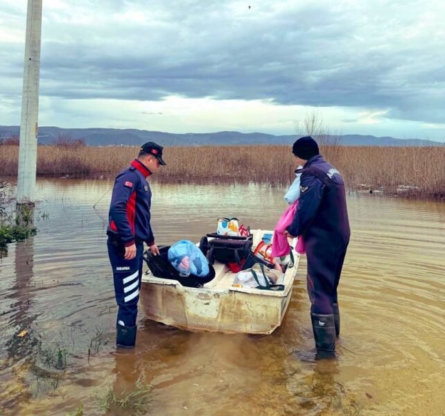 Gölde mahsur kalan aileyi jandarma kurtardı