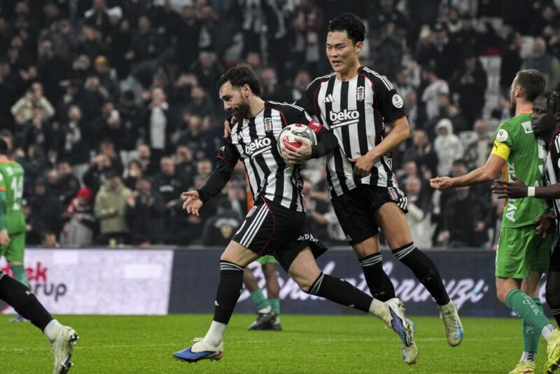 Beşiktaş ilk yarıyı 2-1 geride tamamladı