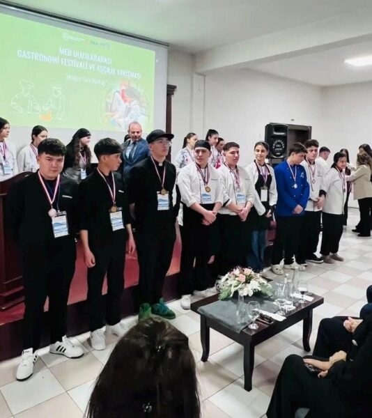 Liseliler gastronomi yarışmasında dereceye girdi
