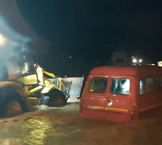 Mahsur kalan aileyi belediyesi ekipleri kurtardı