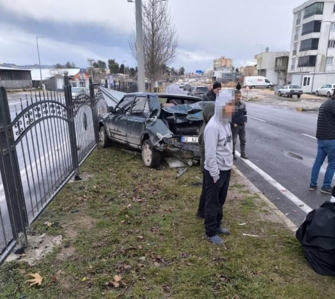 Yayaya yol vermek isterken çarpıştılar: 3 yaralı