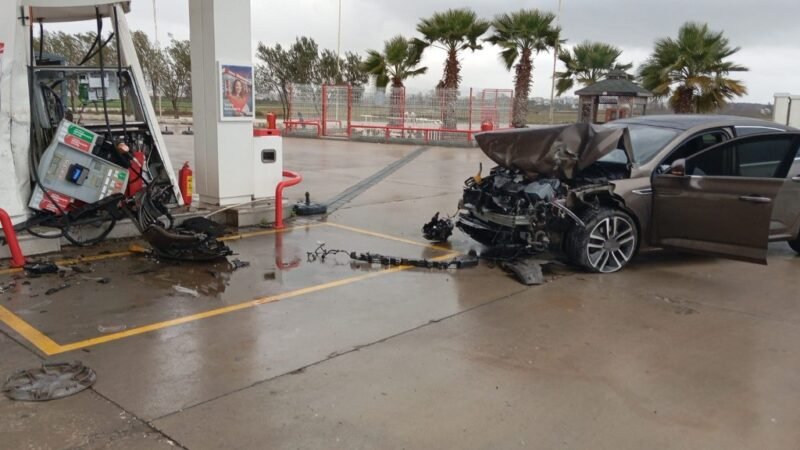 Kontrolden çıkan araç akaryakıt pompasına çarptı