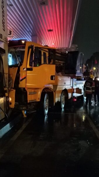 Felaketin eşiğinden dönüldü, vinç akaryakıt istasyonuna daldı