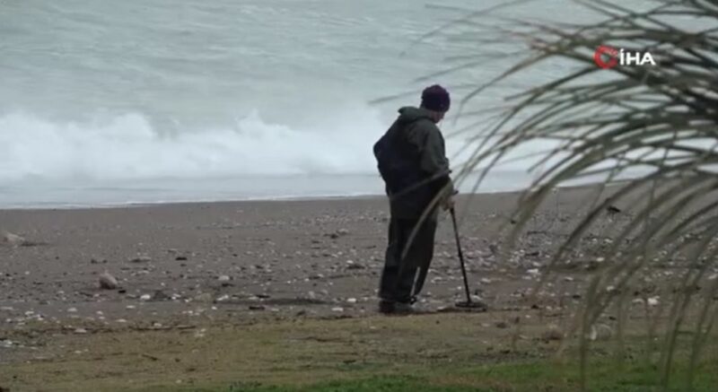 Dev dalgalar sahili dövdü, martılar balık, define avcıları kıymetli eşya aradı