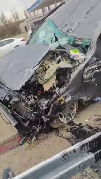 Pikap bariyerlere ok gibi saplandı: 2 yaralı