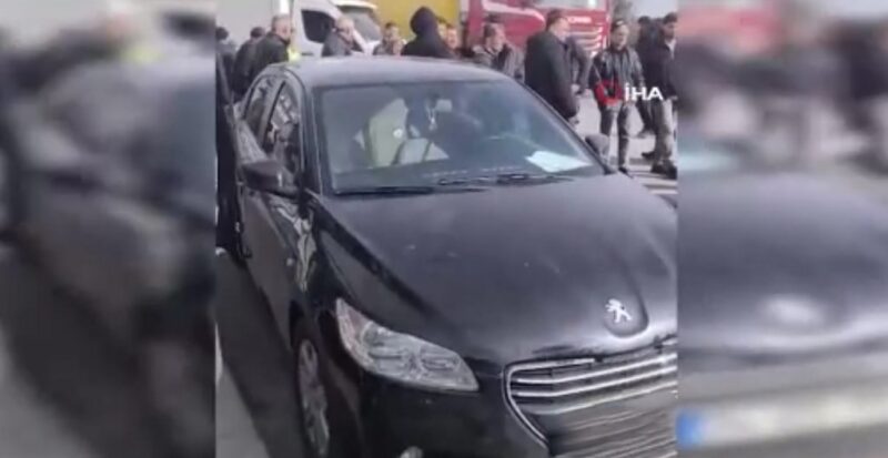 Aracının içinde oturan genç silahlı saldırıya uğradı