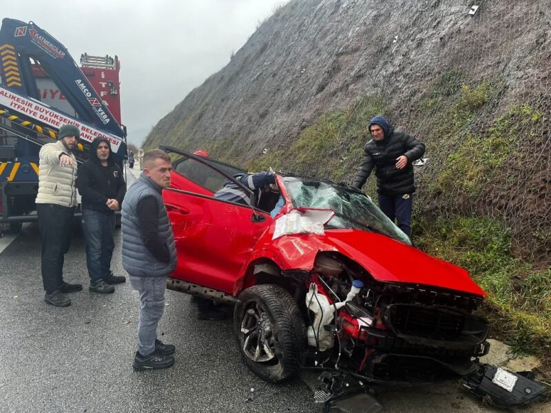 Otomobil yoldan çıktı: 2 yaralı