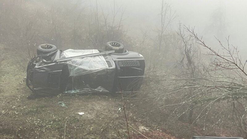 Siste yoldan çıkan araç takla attı: 4 yaralı