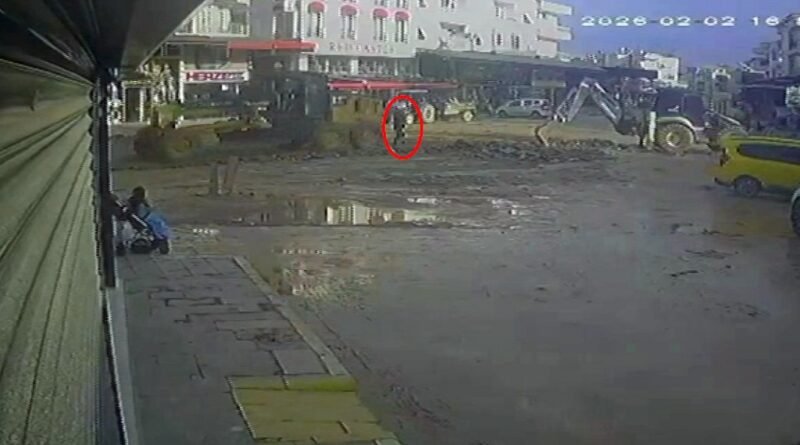 İş makinesinin belediye çalışanına çarpma anı kamerada