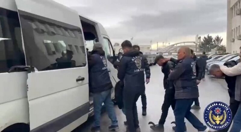 Çalıntı araçları presleyerek yok eden 8 şüpheli yakalandı