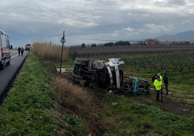 Çekiciden savrulan kamyon şarampole uçtu
