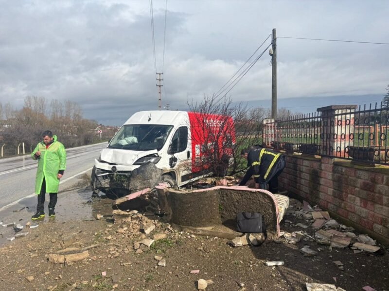 Panelvan araç çeşmeye çarptı: 1 yaralı