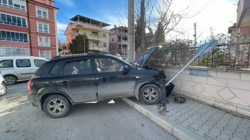 Ciple otomobil çarpıştı: 1 yaralı