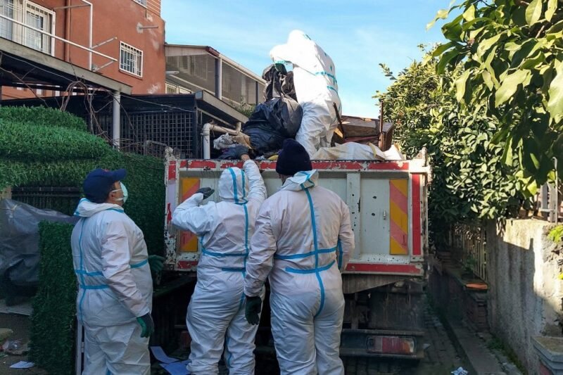 İki çöp evden 13 kamyon çöp çıktı