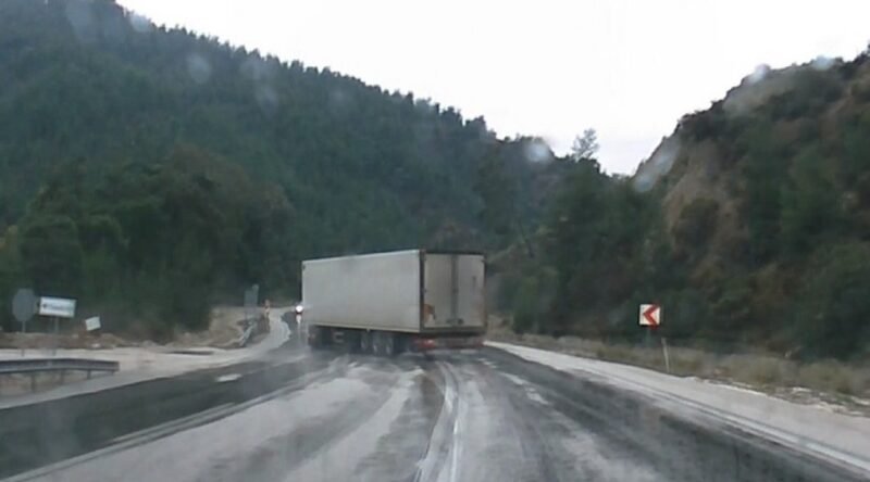 Dereboğazı yolu tehlike saçıyor vatandaşlar uyarıyor