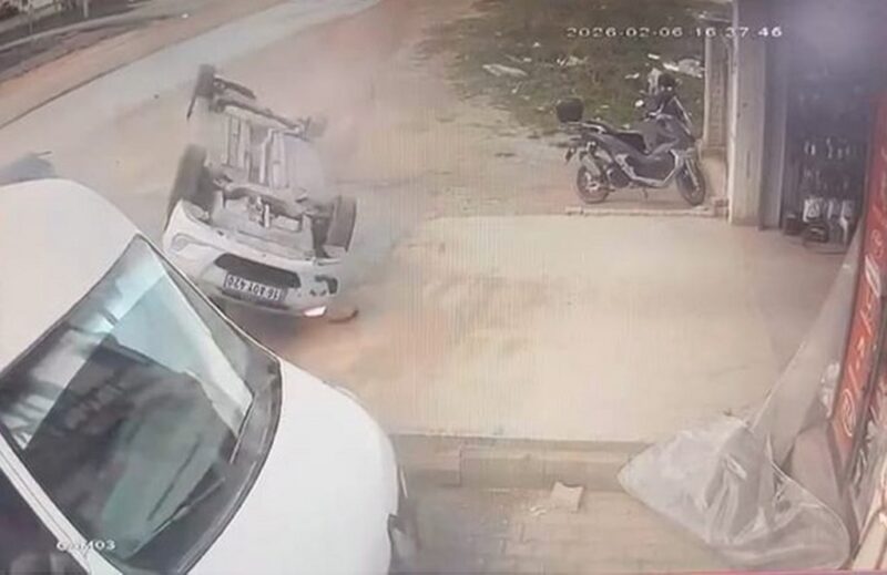 14 yaşındaki ehliyetsiz sürücü park halindeki araçlara çarptı: 4 gencin durumu ağır