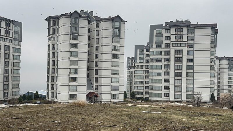 15’inci kattan kendini boşluğa bırakan genç hayatını kaybetti