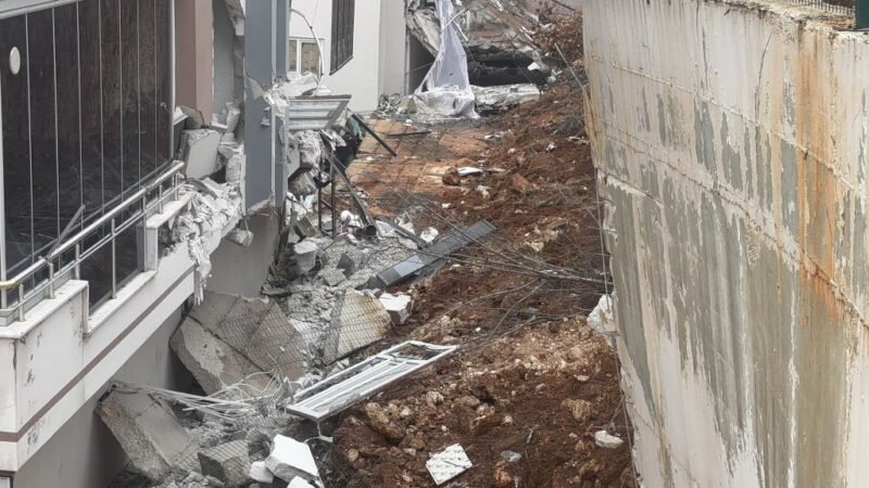 Sitenin istinat duvarı araçların üzerine çöktü