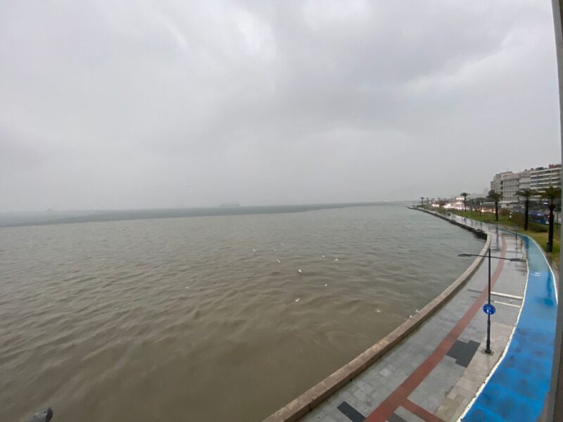 Sağanak yağış hayatı olumsuz etkiledi: Caddeler göle döndü