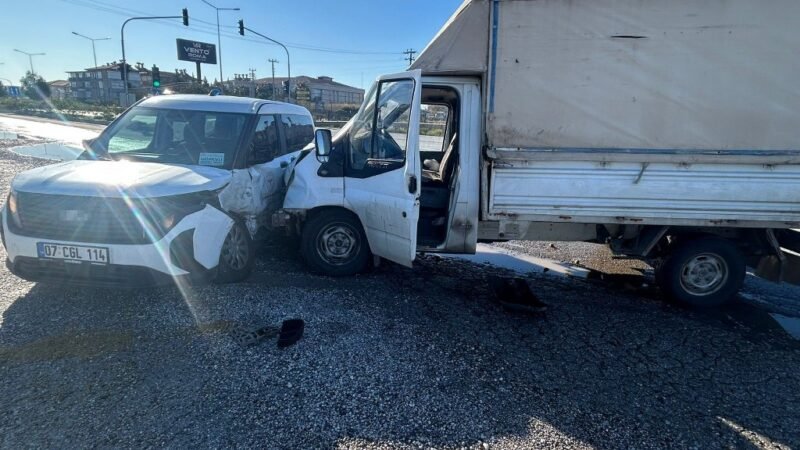 Kamyonet ile çarpışan aracın sürücüsü yaralandı