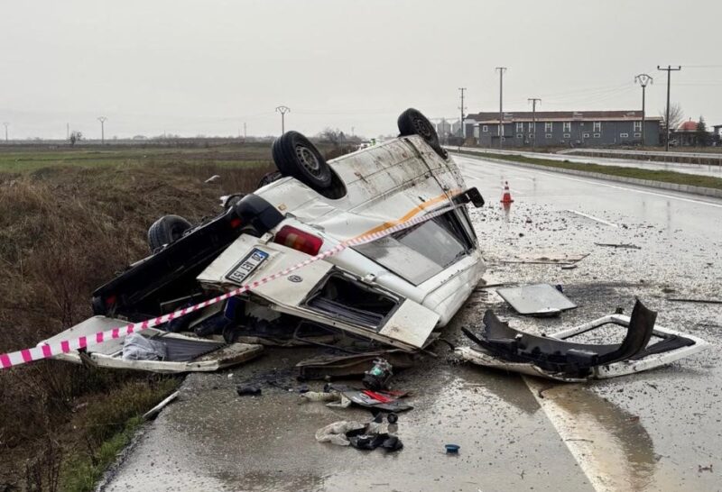 Kayganlaşan yolda taklalar atan kamyonet hurdaya döndü: 2 yaralı