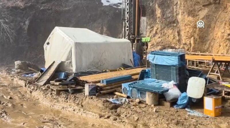 Dağdan düşen kaya parçasının altında kalan işçi öldü